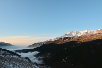 甘孜州野马海子徒步起点的日照金山