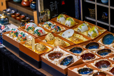 精致多彩的中国传统福建建盏茶杯特写