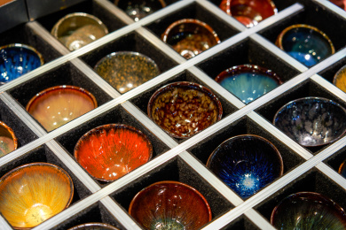 精致多彩的中国传统福建建盏茶杯特写