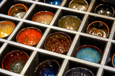 精致多彩的中国传统福建建盏茶杯特写