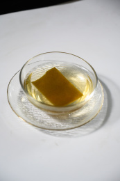桌面上的盘子里的美味可口的昆布高汤