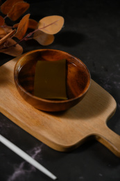 桌面上的盘子里的美味可口的昆布高汤