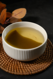 桌面上的盘子里的美味可口的昆布高汤