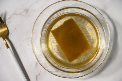 桌面上的盘子里的美味可口的昆布高汤