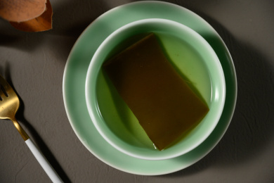 桌面上的盘子里的美味可口的昆布高汤
