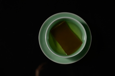 桌面上的盘子里的美味可口的昆布高汤
