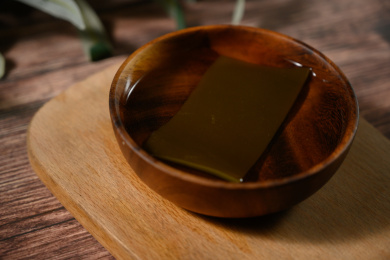 桌面上的盘子里的美味可口的昆布高汤
