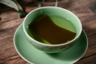 桌面上的盘子里的美味可口的昆布高汤