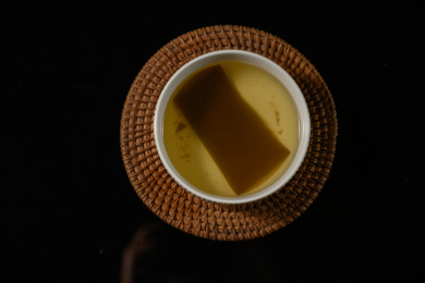 桌面上的盘子里的美味可口的昆布高汤