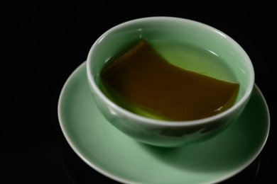 桌面上的盘子里的美味可口的昆布高汤