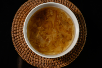 桌面上的碗里的美味可口的出汁