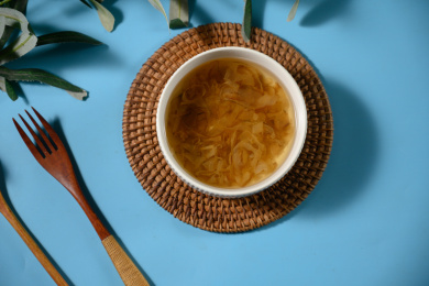 桌面上的碗里的美味可口的出汁