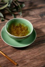 桌面上的碗里的美味可口的出汁