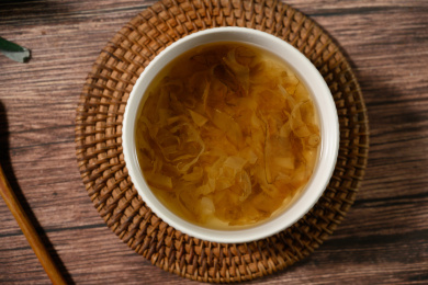 桌面上的碗里的美味可口的出汁