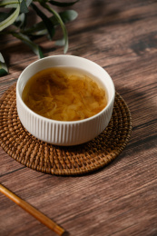 桌面上的碗里的美味可口的出汁