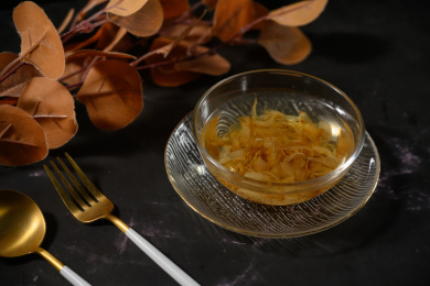 桌面上的碗里的美味可口的出汁