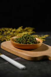 桌面上的盘子里的美味可口的新鲜花椒