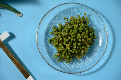 桌面上的盘子里的美味可口的新鲜花椒