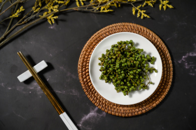 桌面上的盘子里的美味可口的新鲜花椒