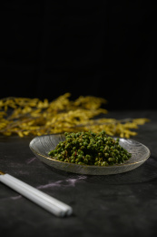 桌面上的盘子里的美味可口的新鲜花椒