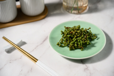 桌面上的盘子里的美味可口的新鲜花椒