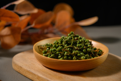 桌面上的盘子里的美味可口的新鲜花椒