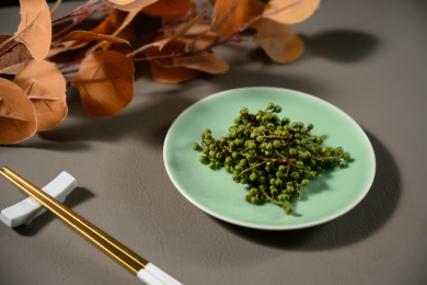 桌面上的盘子里的美味可口的新鲜花椒