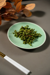 桌面上的盘子里的美味可口的新鲜花椒