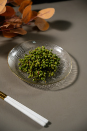 桌面上的盘子里的美味可口的新鲜花椒