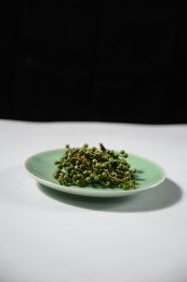 桌面上的盘子里的美味可口的新鲜花椒