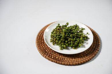 桌面上的盘子里的美味可口的新鲜花椒