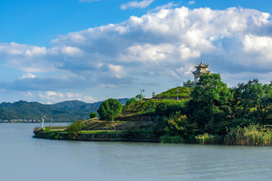 浙江宁波东钱湖湖心亭春季晴朗黄昏风景