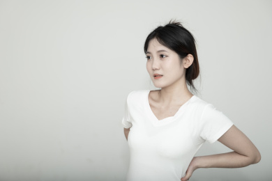 掐腰的亚洲年轻女性