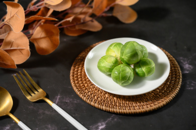 桌面上的盘子里的美味可口的孢子甘蓝