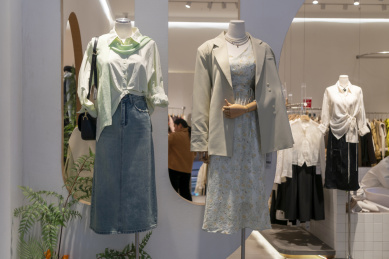 购物中心女性服装店