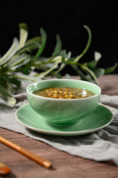 桌面上的碗里的美味可口的糖水绿豆