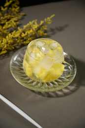 桌面上的杯子里的美味可口的菠萝冰