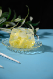 桌面上的杯子里的美味可口的菠萝冰