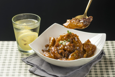 一盘红烧牛窝骨摆放在桌面上特写