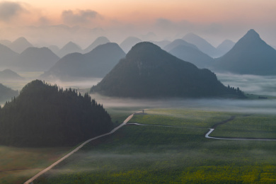 中国云南省曲靖市罗平县金鸡峰丛