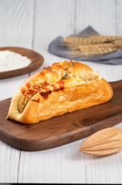 木板上的营养早餐猪扒包