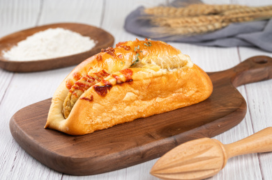 木板上的营养早餐猪扒包