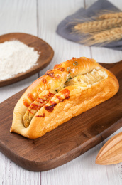 木板上的营养早餐猪扒包