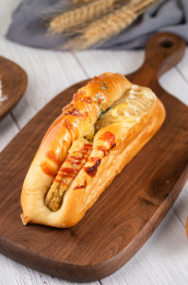 木板上的营养早餐猪扒包