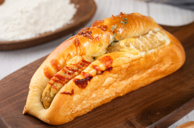 木板上的营养早餐猪扒包