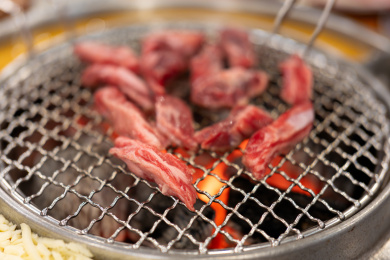 韩式烧烤BBQ，牛肋条肥牛在火热的木炭上