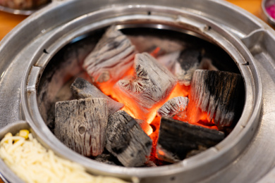 韩式烧烤BBQ，牛肋条肥牛在火热的木炭上