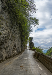 四川乐山乐西公路在山谷中的险峻道路