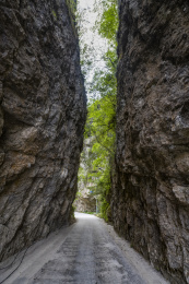 四川乐山乐西公路在山谷中的险峻道路