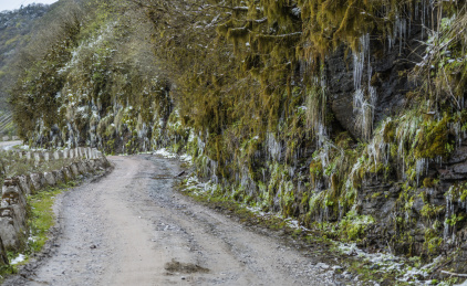 四川乐山乐西公路在山谷中的险峻道路